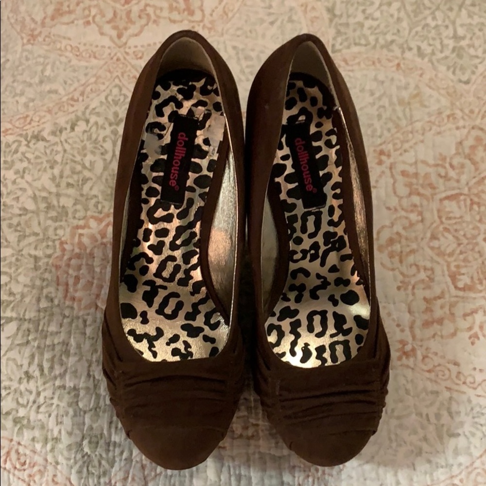 Dollhouse suede shoes
